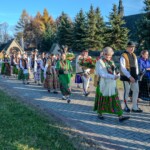 Jubileusz Zespołów Mali Białcanie i Białcanie - złożenie kwiatów na cmentarzu 2024 Jubileusz Zespołów Mali Białcanie i Białcanie - złożenie kwiatów na cmentarzu 2024