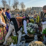 Jubileusz Zespołów Mali Białcanie i Białcanie - złożenie kwiatów na cmentarzu 2024 Jubileusz Zespołów Mali Białcanie i Białcanie - złożenie kwiatów na cmentarzu 2024