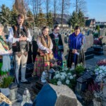 Jubileusz Zespołów Mali Białcanie i Białcanie - złożenie kwiatów na cmentarzu 2024 Jubileusz Zespołów Mali Białcanie i Białcanie - złożenie kwiatów na cmentarzu 2024