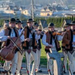 Jubileusz Zespołów Mali Białcanie i Białcanie - złożenie kwiatów na cmentarzu 2024 Jubileusz Zespołów Mali Białcanie i Białcanie - złożenie kwiatów na cmentarzu 2024