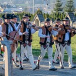 Jubileusz Zespołów Mali Białcanie i Białcanie - złożenie kwiatów na cmentarzu 2024 Jubileusz Zespołów Mali Białcanie i Białcanie - złożenie kwiatów na cmentarzu 2024