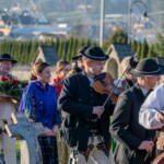 Jubileusz Zespołów Mali Białcanie i Białcanie - złożenie kwiatów na cmentarzu 2024 Jubileusz Zespołów Mali Białcanie i Białcanie - złożenie kwiatów na cmentarzu 2024