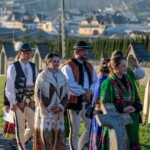 Jubileusz Zespołów Mali Białcanie i Białcanie - złożenie kwiatów na cmentarzu 2024 Jubileusz Zespołów Mali Białcanie i Białcanie - złożenie kwiatów na cmentarzu 2024