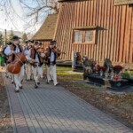 Jubileusz Zespołów Mali Białcanie i Białcanie - złożenie kwiatów na cmentarzu 2024 Jubileusz Zespołów Mali Białcanie i Białcanie - złożenie kwiatów na cmentarzu 2024