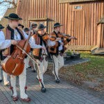 Jubileusz Zespołów Mali Białcanie i Białcanie - złożenie kwiatów na cmentarzu 2024 Jubileusz Zespołów Mali Białcanie i Białcanie - złożenie kwiatów na cmentarzu 2024