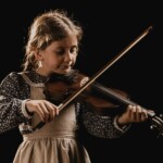 Dziewczynka grająca na skrzypcach, Zawoja, 2025, fot. W. Spyrka Dziewczynka grająca na skrzypcach, Zawoja, 2025, fot. W. Spyrka
