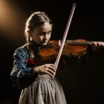 Dziewczynka w tradycyjnym odzieniu grająca na skrzypcach, Zawoja 2025, fot. W. Spyrka Dziewczynka w tradycyjnym odzieniu grająca na skrzypcach, Zawoja 2025, fot. W. Spyrka