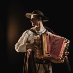 Mężczyzna gra na heligonce, Zawoja, 2025, fot. W. Spyrka Mężczyzna gra na heligonce, Zawoja, 2025, fot. W. Spyrka